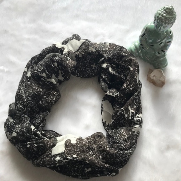 H&M Infinity Scarf in Black/White EUC - Picture 1 of 6